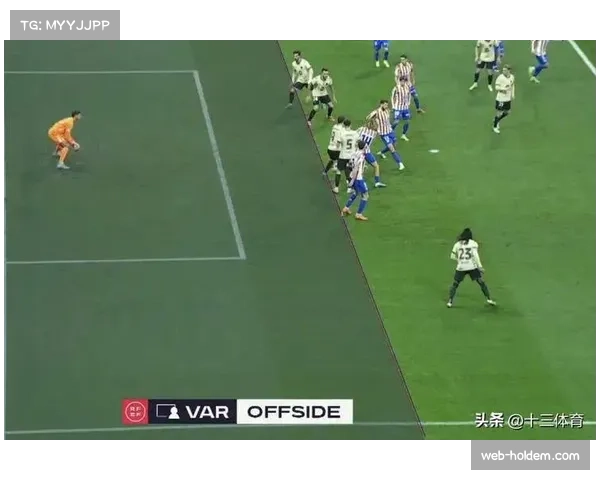 马竞2-2瓦伦西亚，比赛尾声VAR介入判定点球，慢镜头多角度回放技术引热议